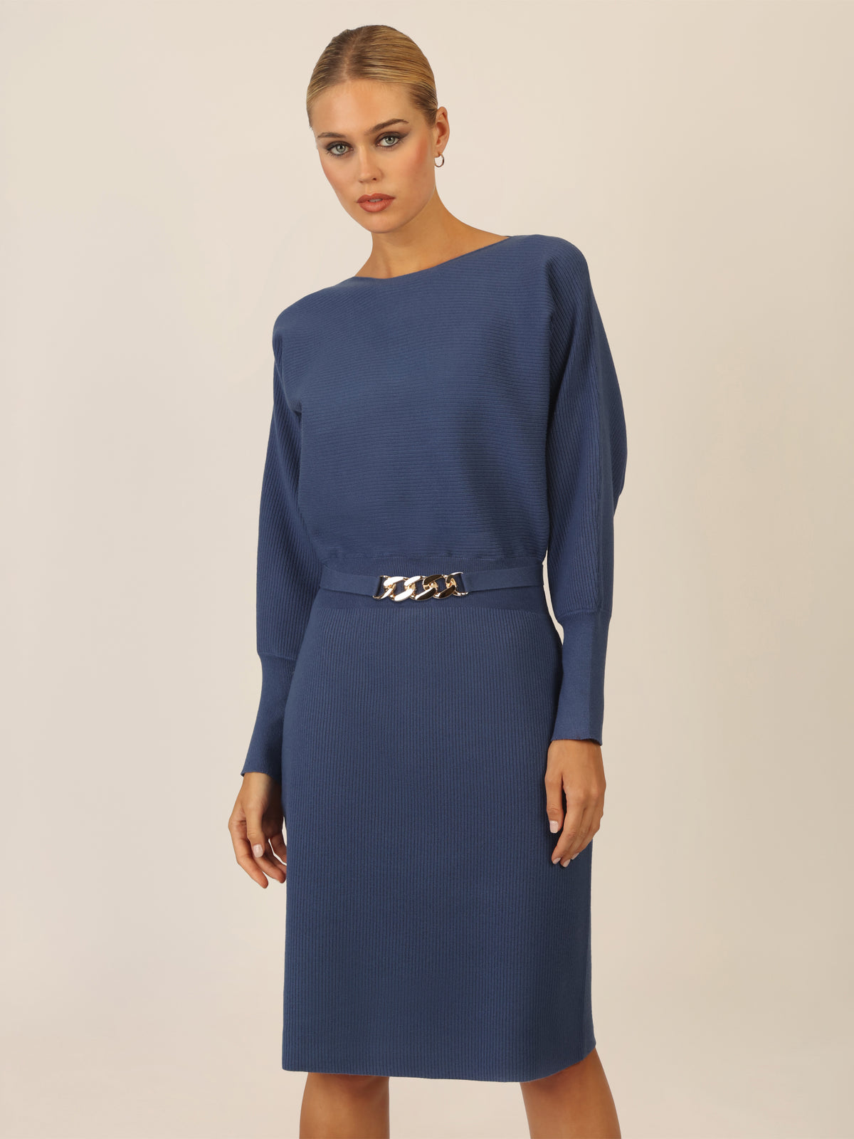 APART Strickkleid mit Gliederkette Detail Gürtel | mittelblau