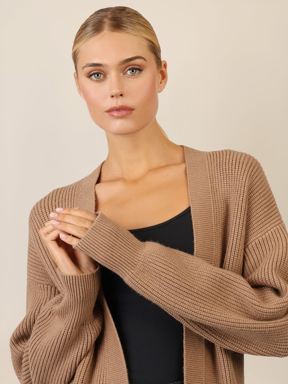 APART Lange Strickjacke mit aufgesetzten Taschen | camel