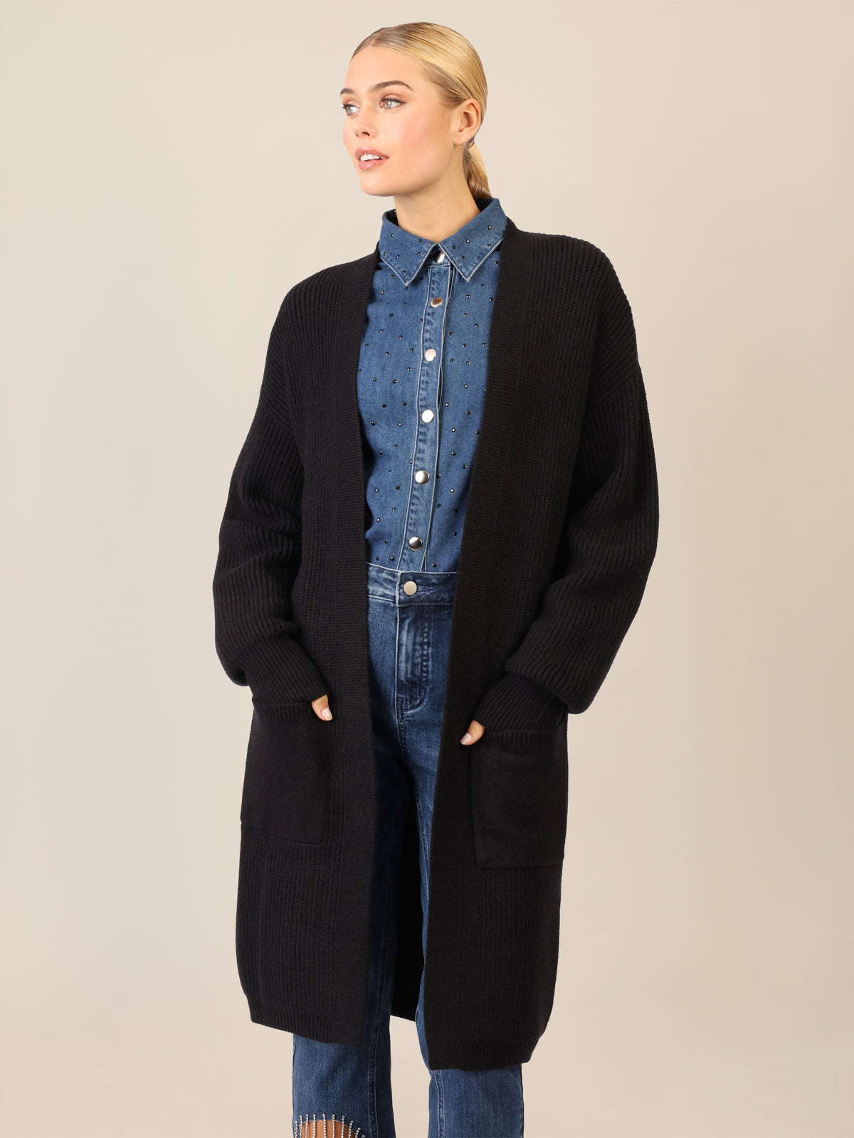 APART Lange Strickjacke mit aufgesetzten Taschen | schwarz