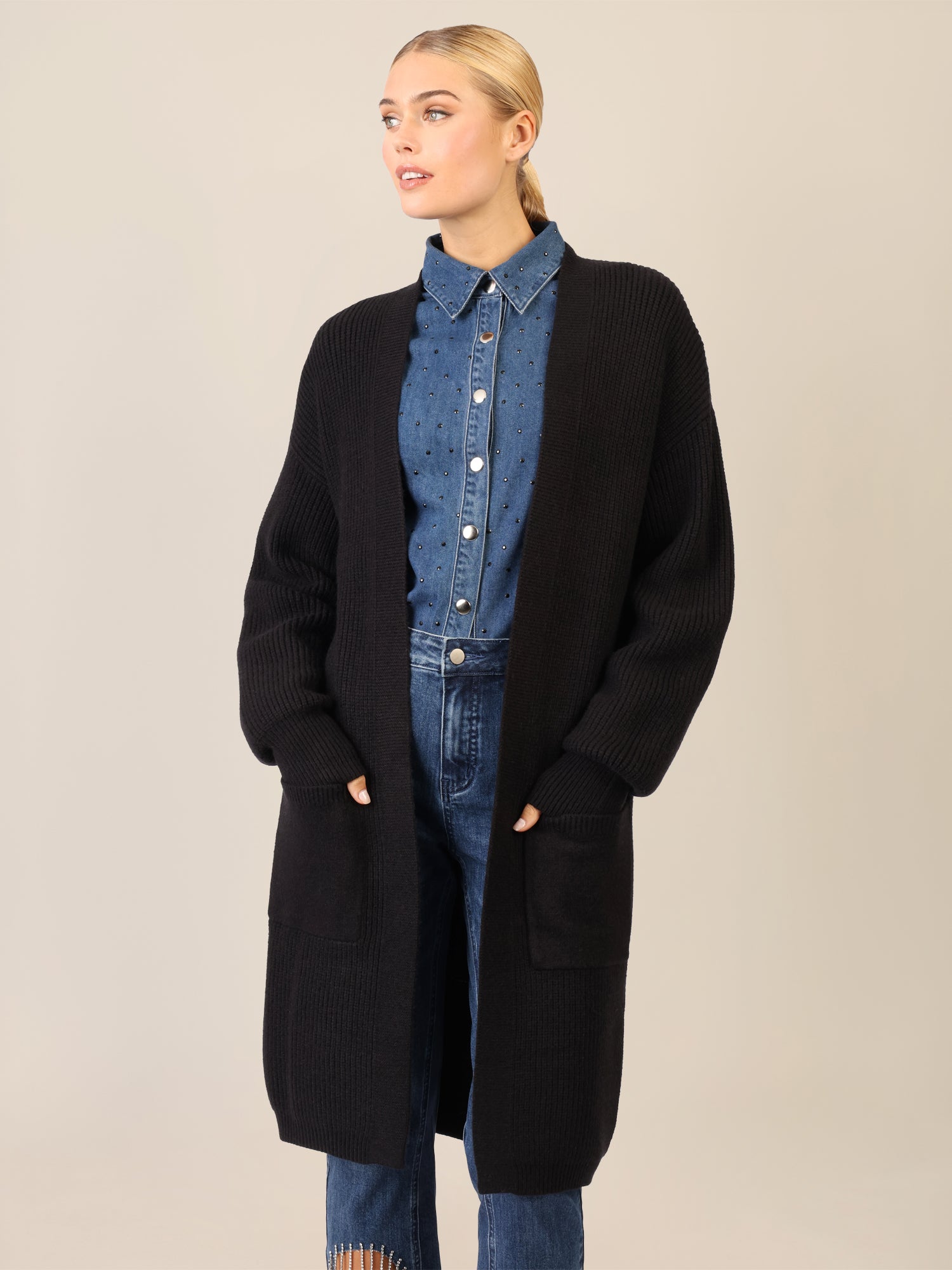 APART Lange Strickjacke mit aufgesetzten Taschen | schwarz