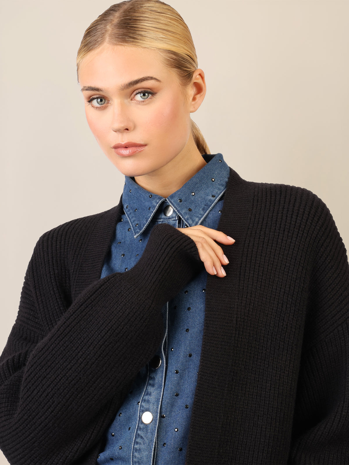 APART Lange Strickjacke mit aufgesetzten Taschen | schwarz