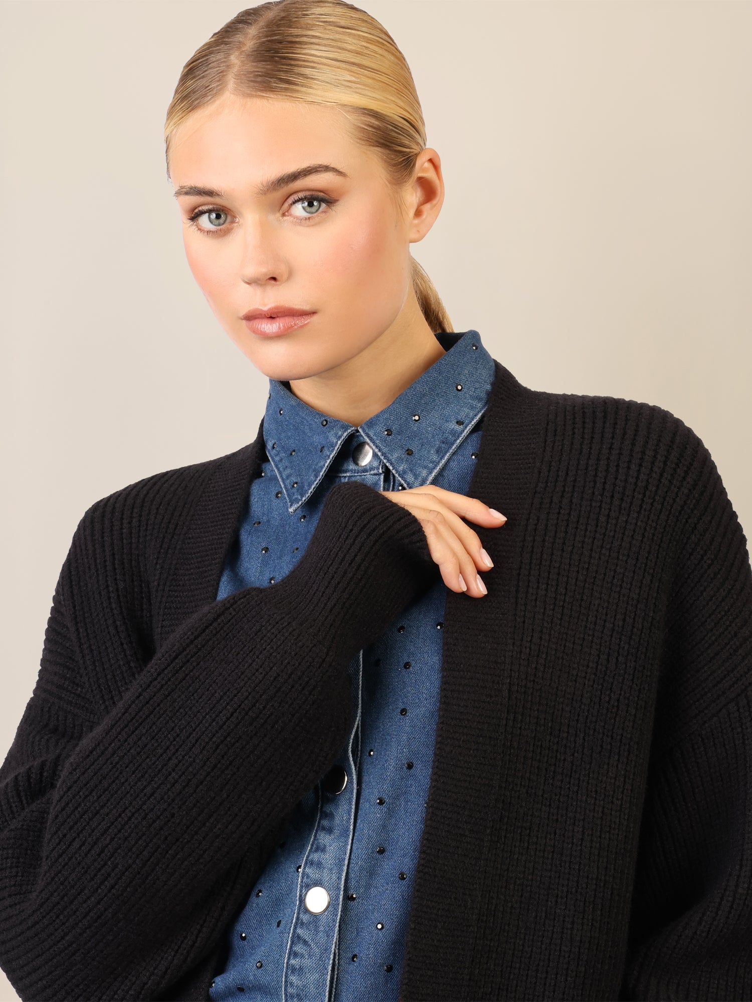 APART Lange Strickjacke mit aufgesetzten Taschen | schwarz