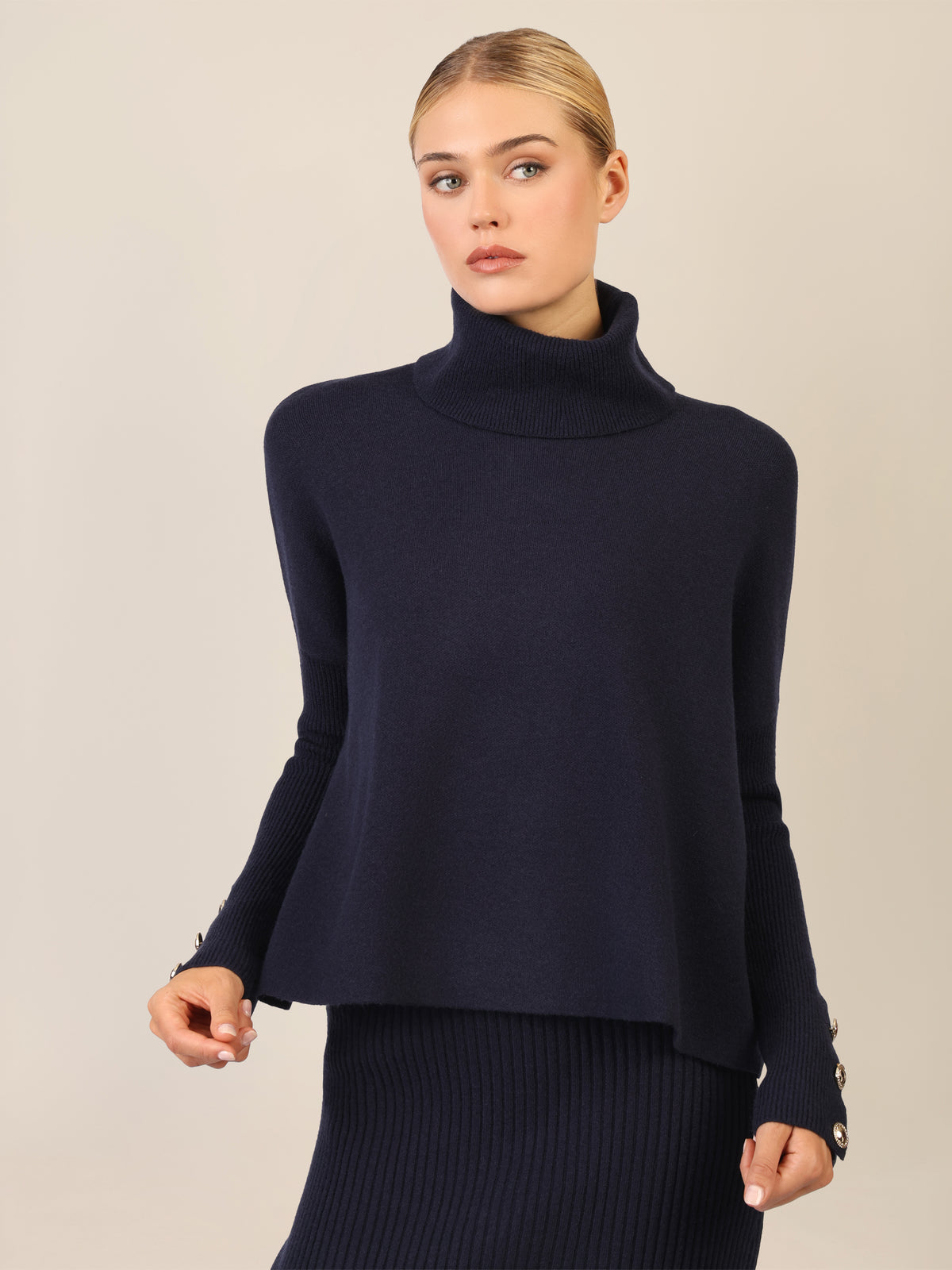 APART Oversized Pullover mit Rollkragen und Schmuckknöpfen | nachtblau
