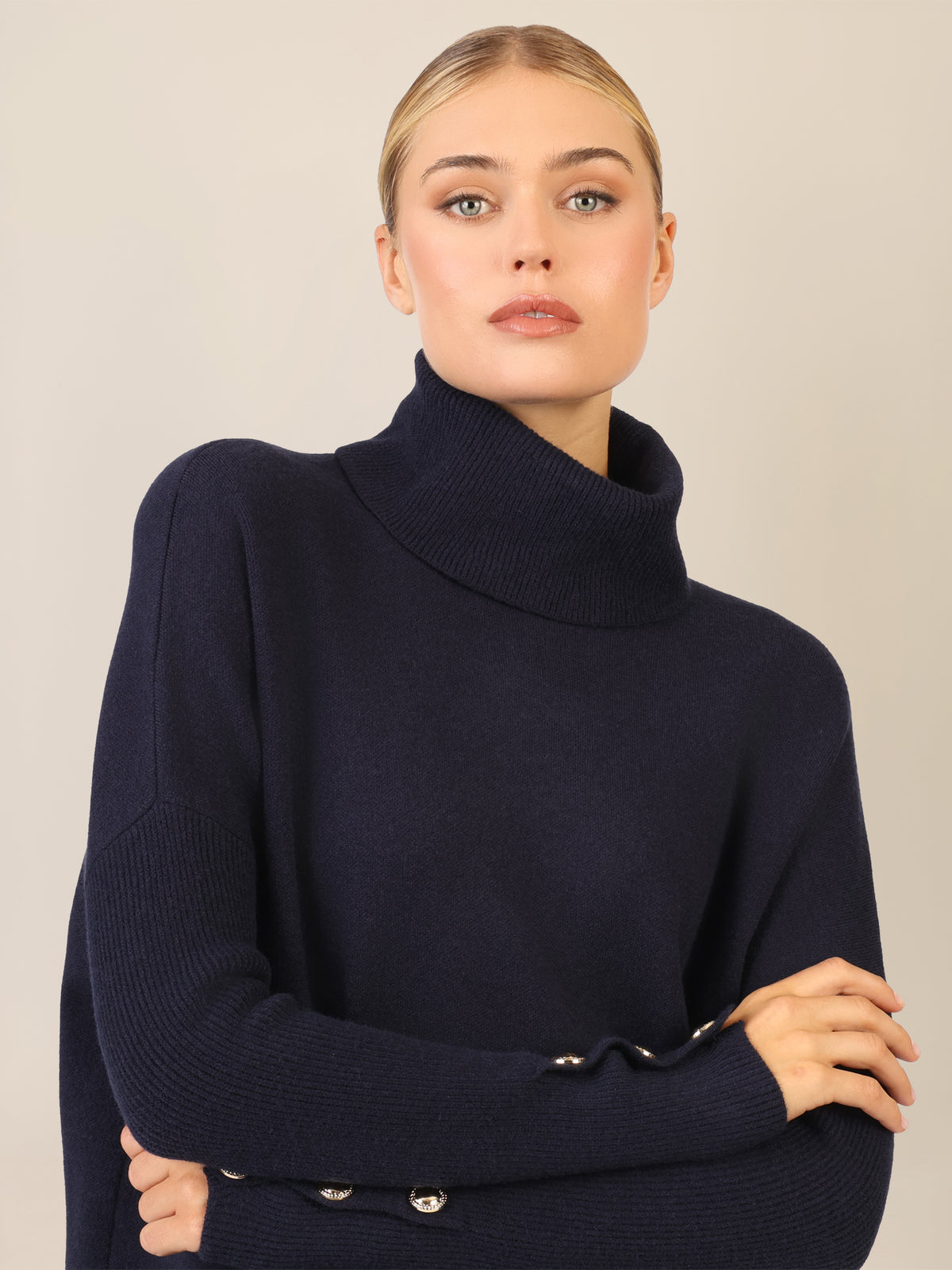 APART Oversized Pullover mit Rollkragen und Schmuckknöpfen | nachtblau
