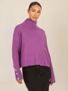 APART Oversized Pullover mit Rollkragen und Schmuckknöpfen | lila