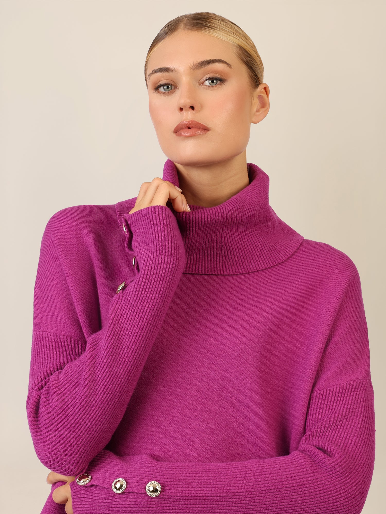 APART Oversized Pullover mit Rollkragen und Schmuckknöpfen | lila