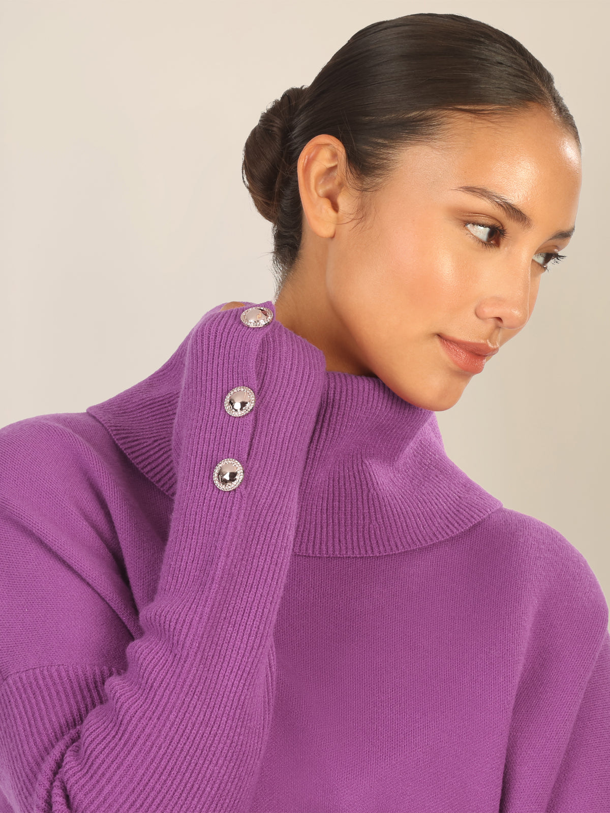 APART Oversized Pullover mit Rollkragen und Schmuckknöpfen | lila