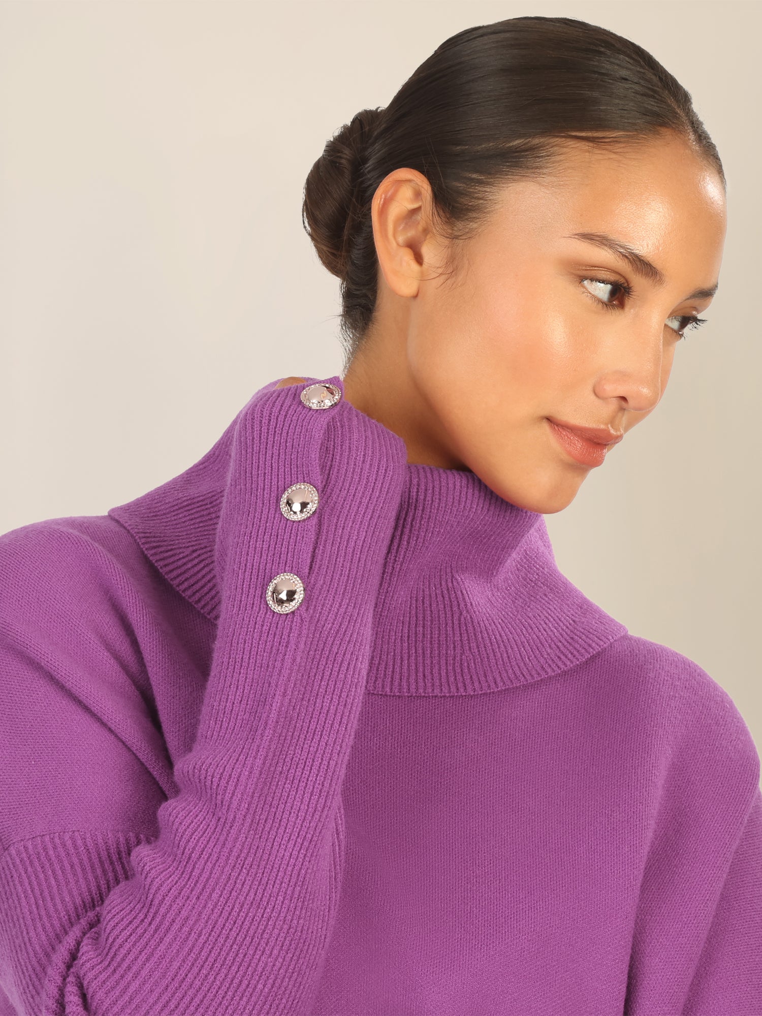 APART Oversized Pullover mit Rollkragen und Schmuckknöpfen | lila
