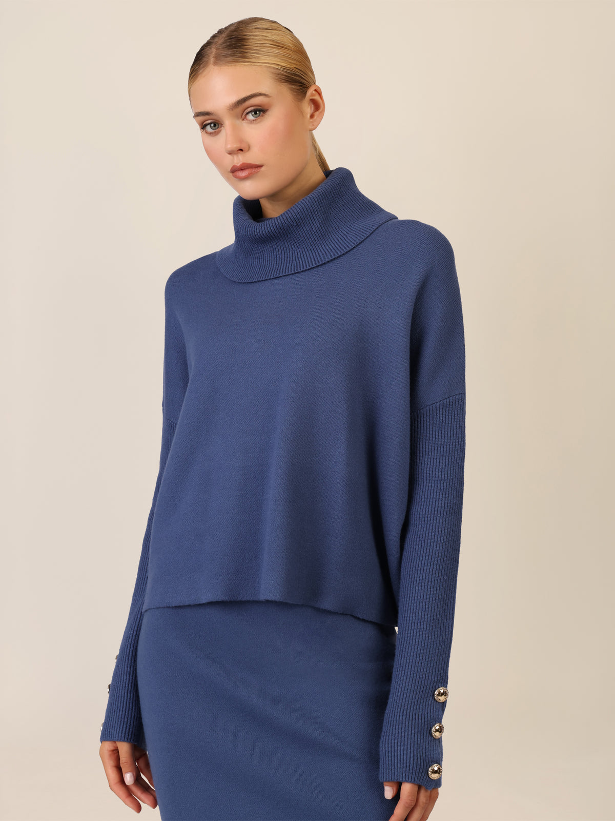 APART Oversized Pullover mit Rollkragen und Schmuckknöpfen | mittelblau