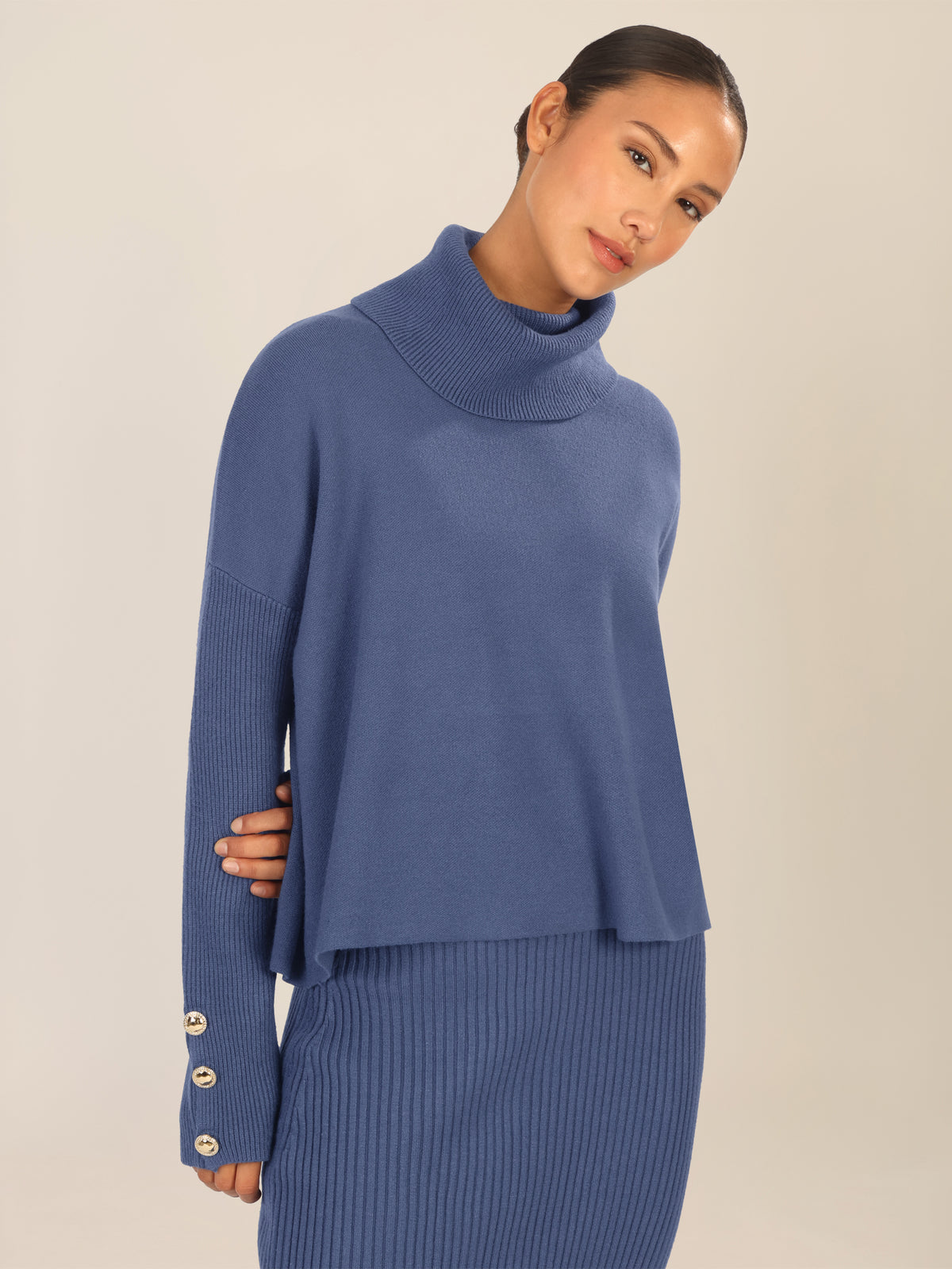 APART Oversized Pullover mit Rollkragen und Schmuckknöpfen | mittelblau