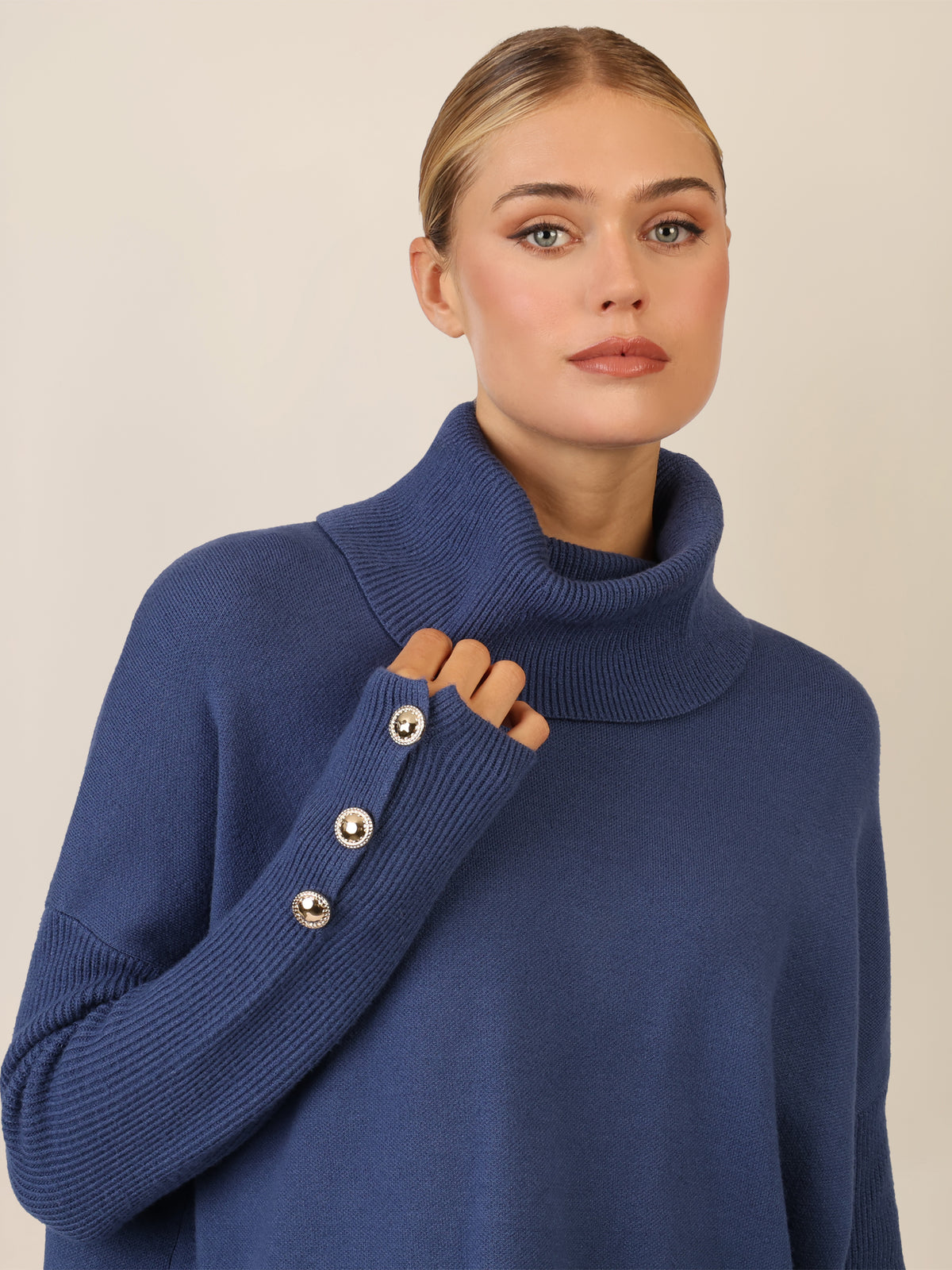 APART Oversized Pullover mit Rollkragen und Schmuckknöpfen | mittelblau