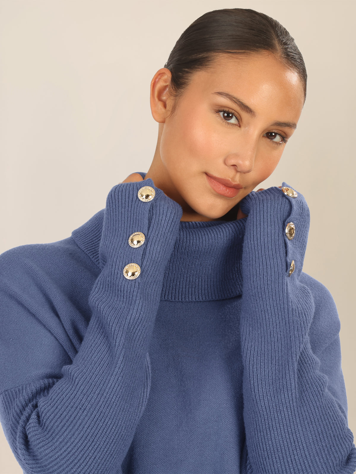 APART Oversized Pullover mit Rollkragen und Schmuckknöpfen | mittelblau