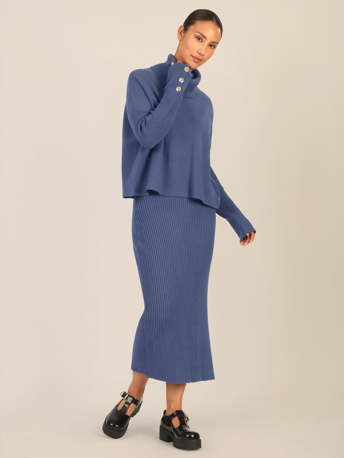 APART Oversized Pullover mit Rollkragen und Schmuckknöpfen | mittelblau