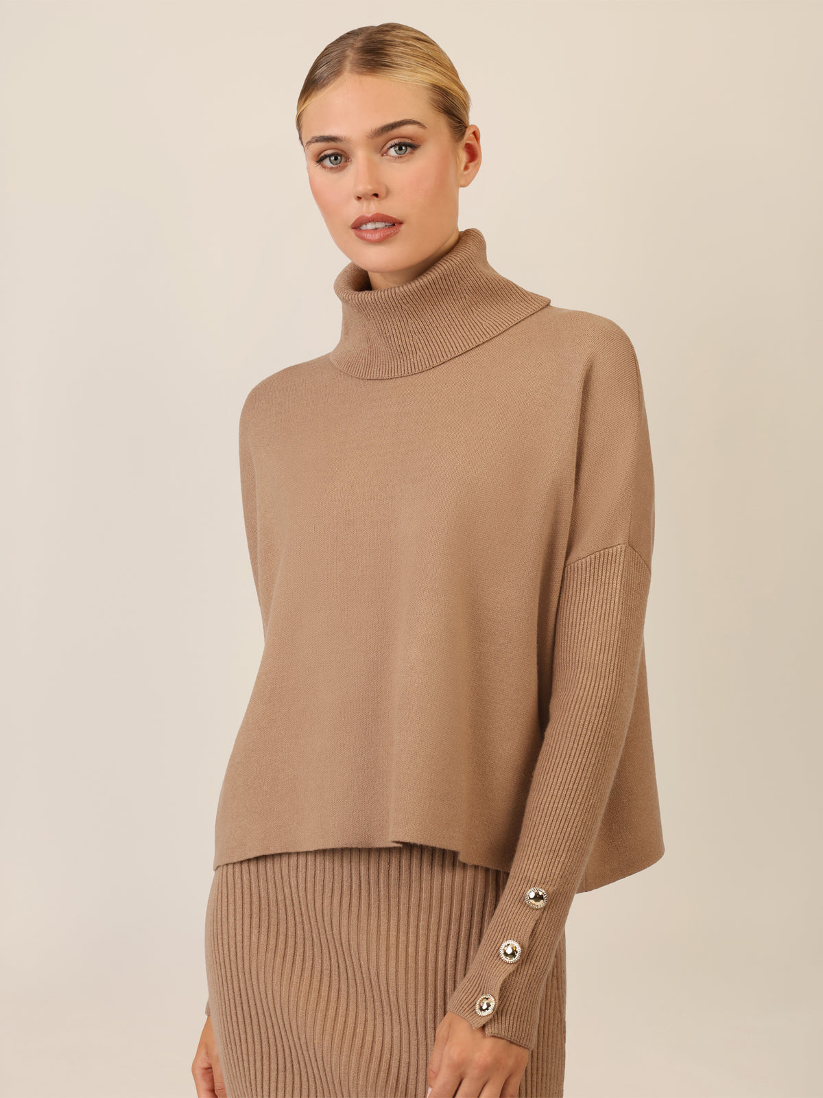 APART Oversized Pullover mit Rollkragen und Schmuckknöpfen | camel