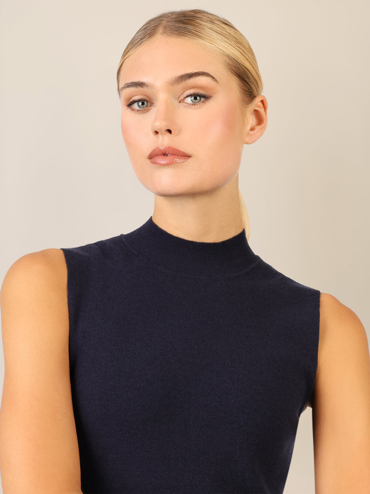 APART Stricktop mit Stehkragen und Ärmellos-Design | nachtblau