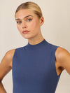 APART Stricktop mit Stehkragen und Ärmellos-Design | mittelblau