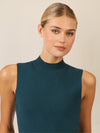 APART Stricktop mit Stehkragen und Ärmellos-Design | dunkelgrün