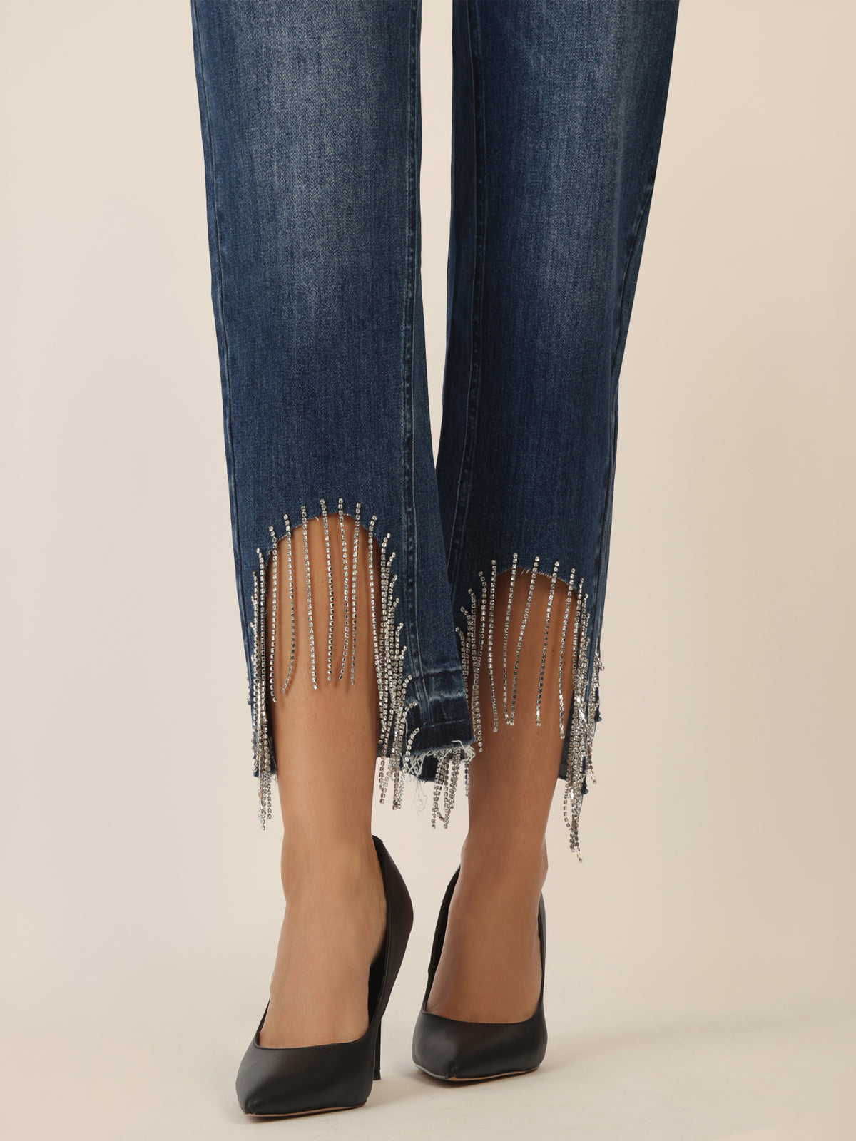 APART Mom Jeans mit Kristallsteinen mit Kristallstein Fransen am Saum | mittelblau
