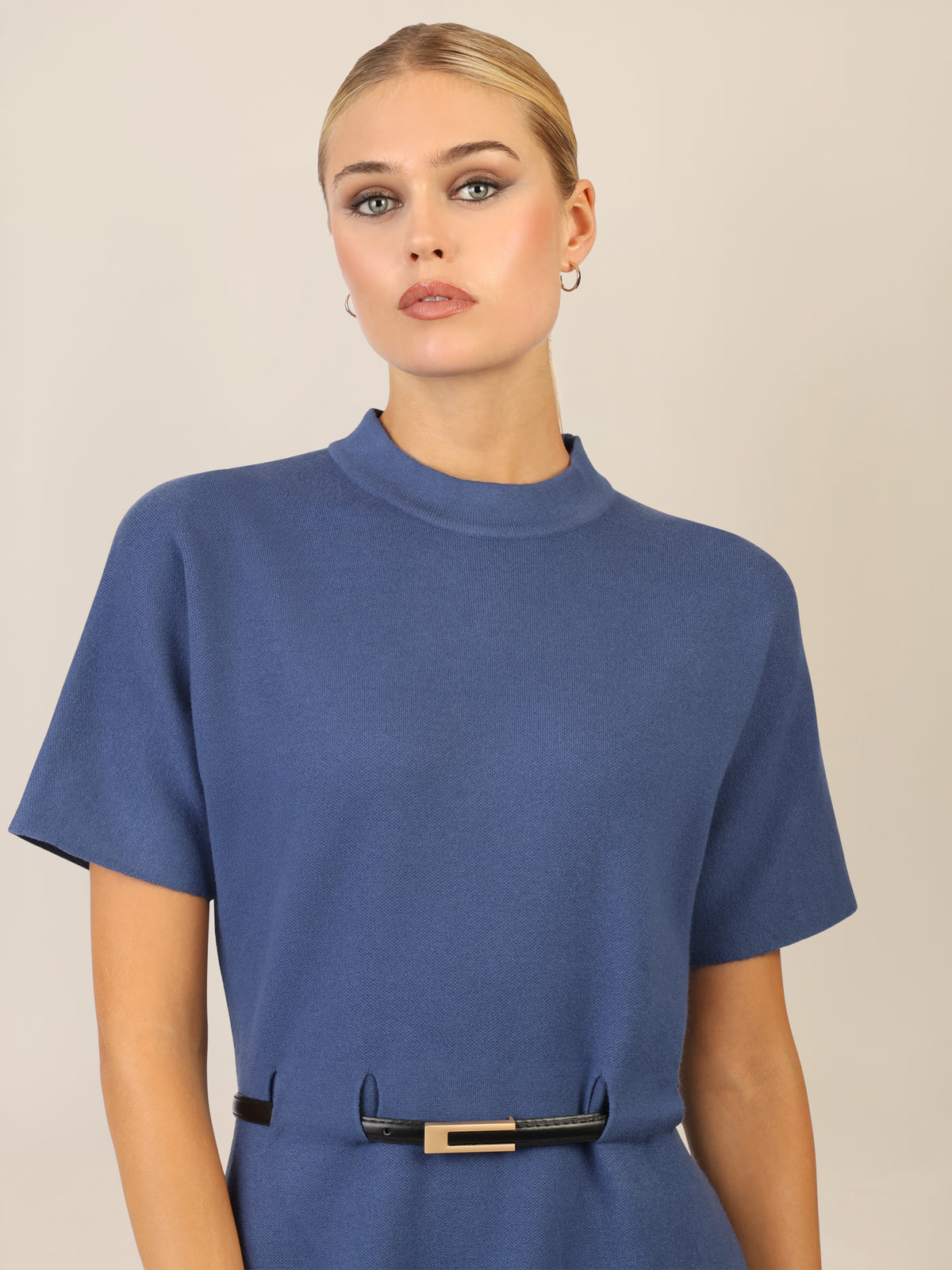 APART Strickkleid mit Gürtel und Stehkragen | mittelblau