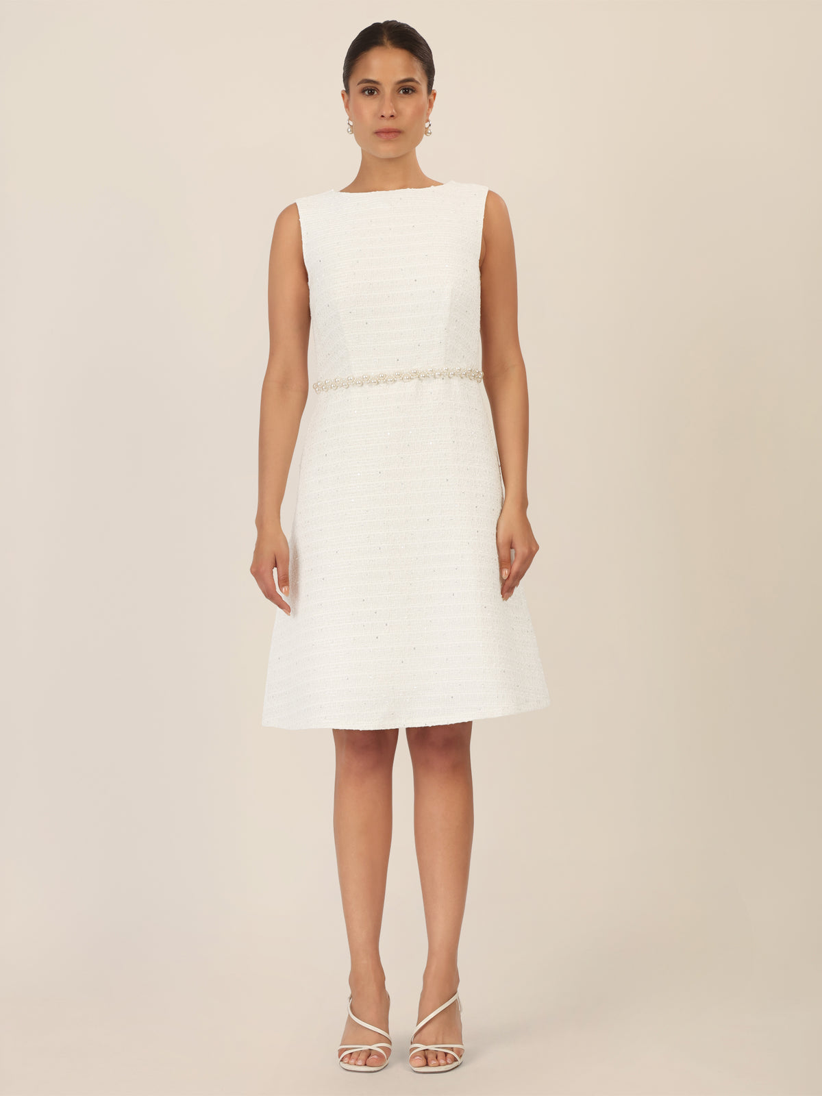 APART Bouclékleid aus Strukturstoff mit Perlengürtel | creme