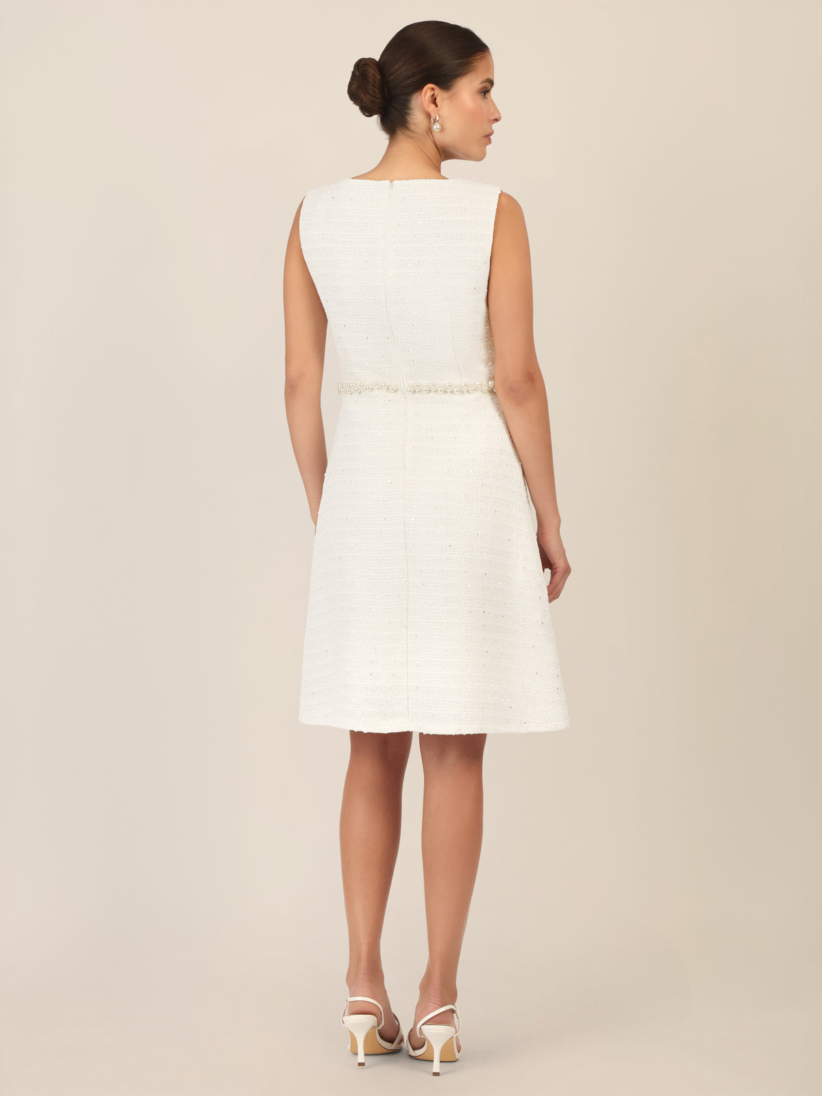 APART Bouclékleid aus Strukturstoff mit Perlengürtel | creme