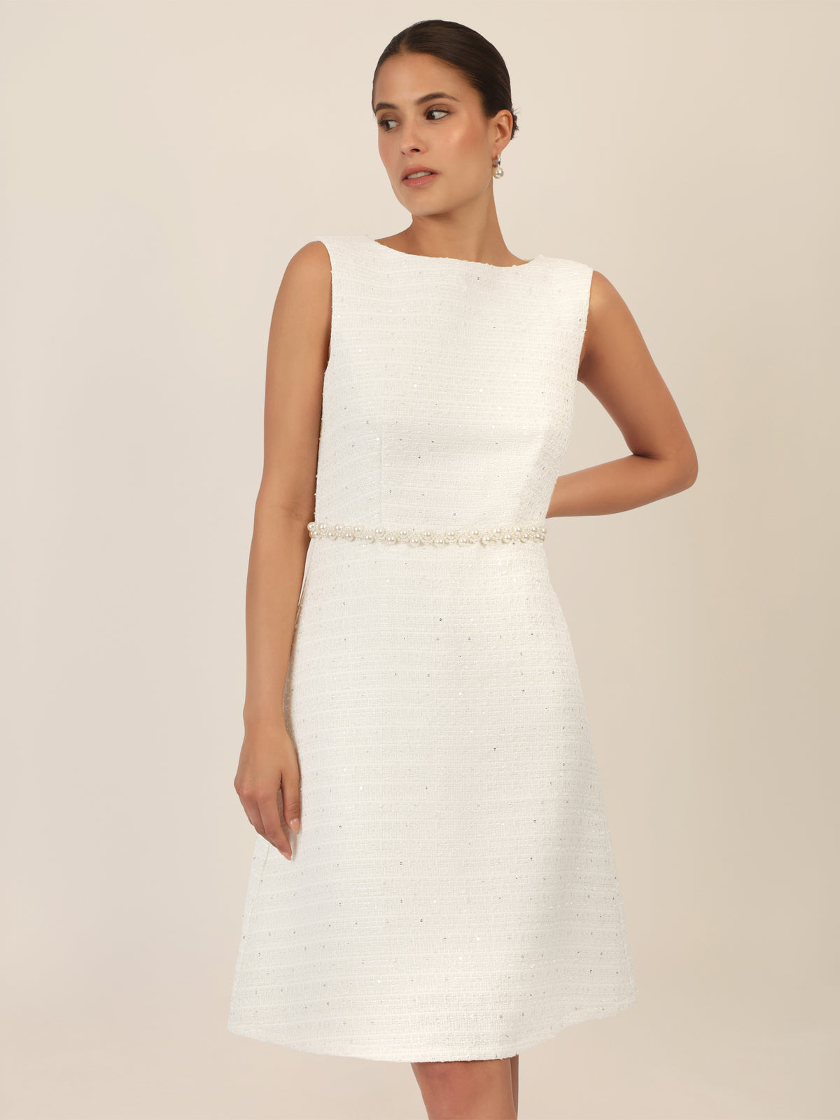 APART Bouclékleid aus Strukturstoff mit Perlengürtel | creme
