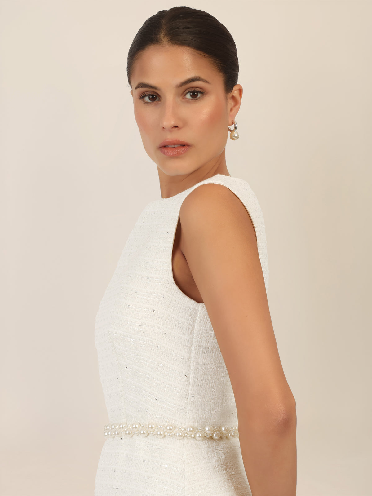 APART Bouclékleid aus Strukturstoff mit Perlengürtel | creme