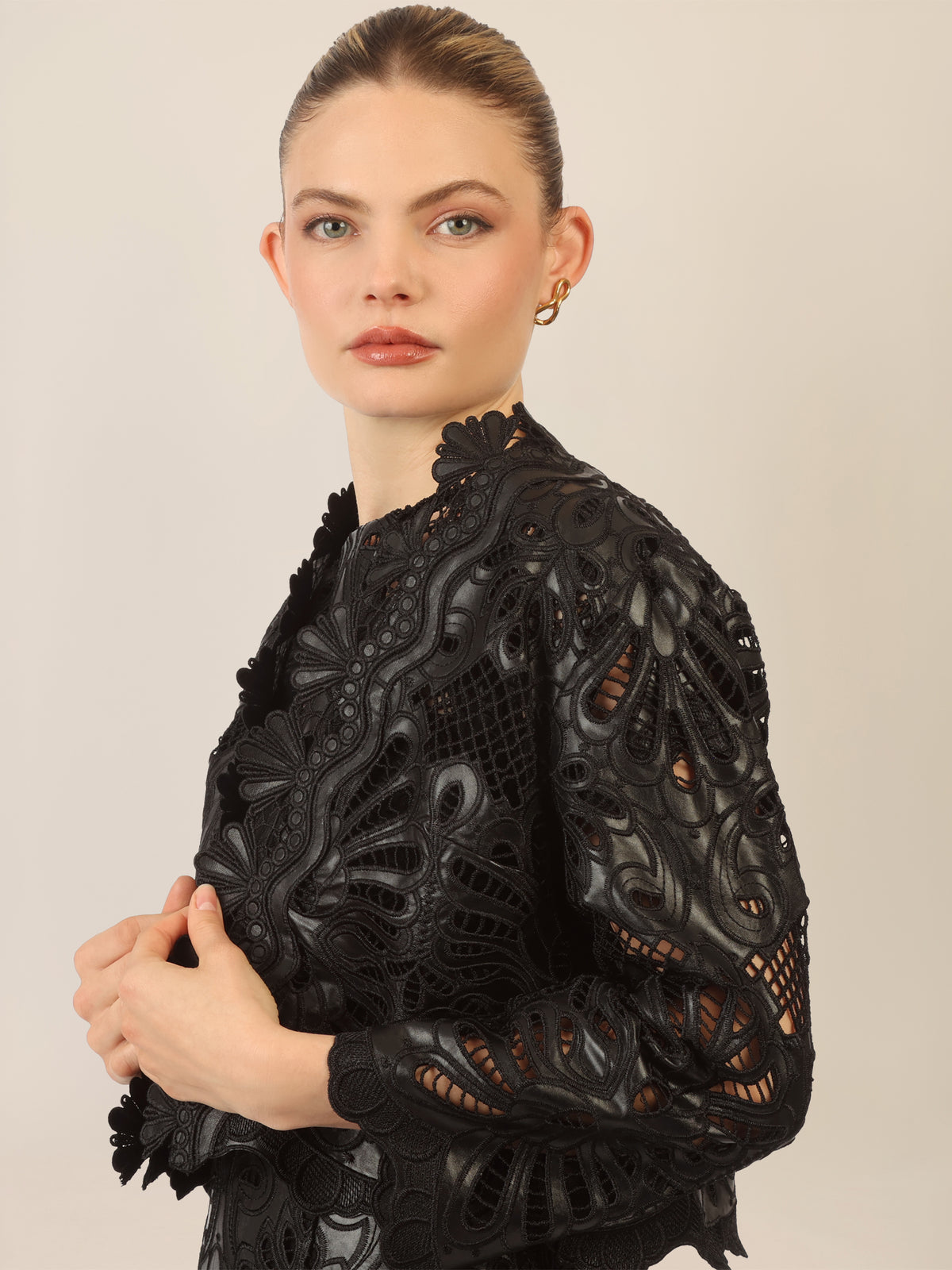 APART Kunstlederjacke mit allover Ornamentenstickerei | schwarz