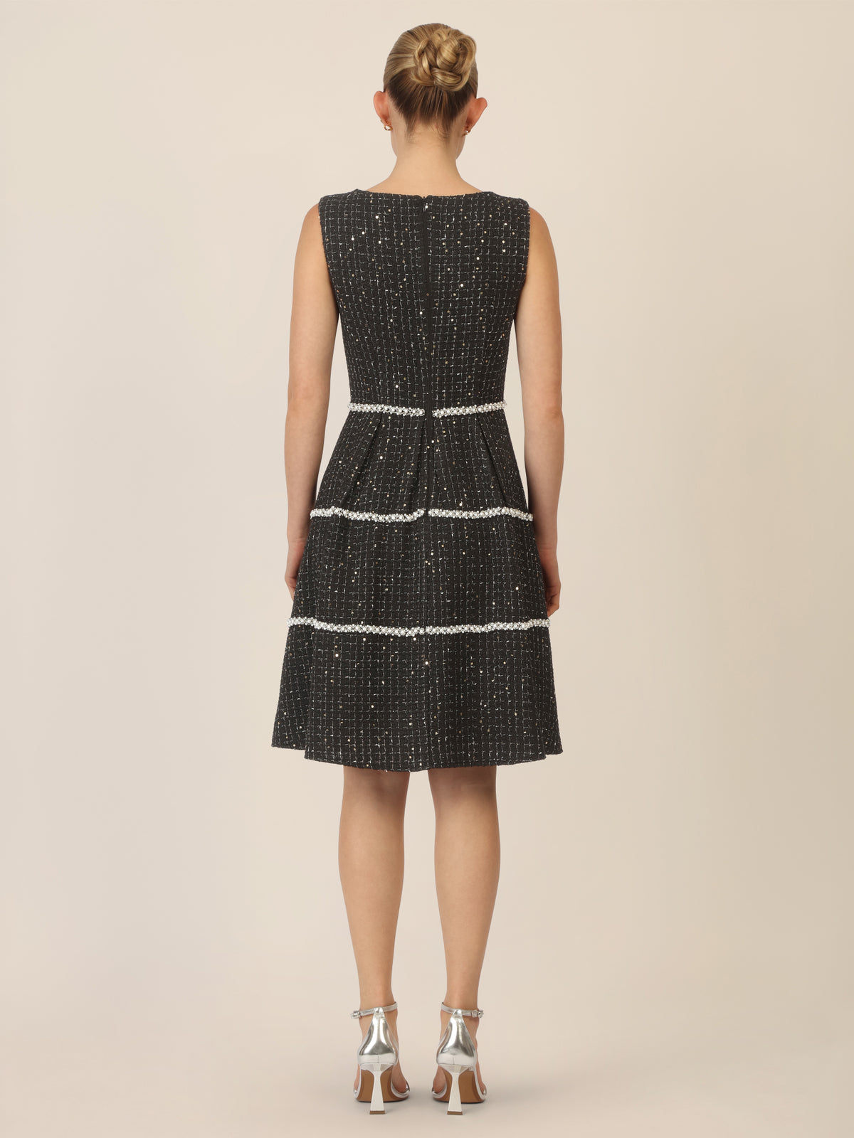 APART Bouclé Kleid mit kleinen, eingewebten, goldfarbenen Pailletten | schwarz