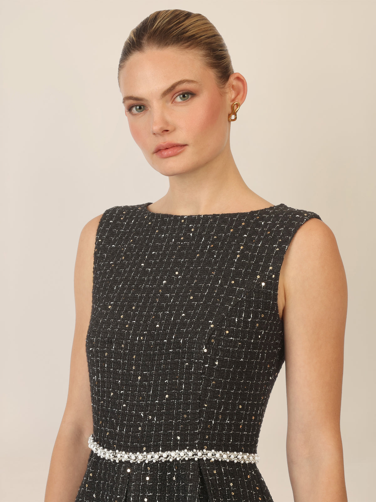 APART Bouclé Kleid mit kleinen, eingewebten, goldfarbenen Pailletten | schwarz