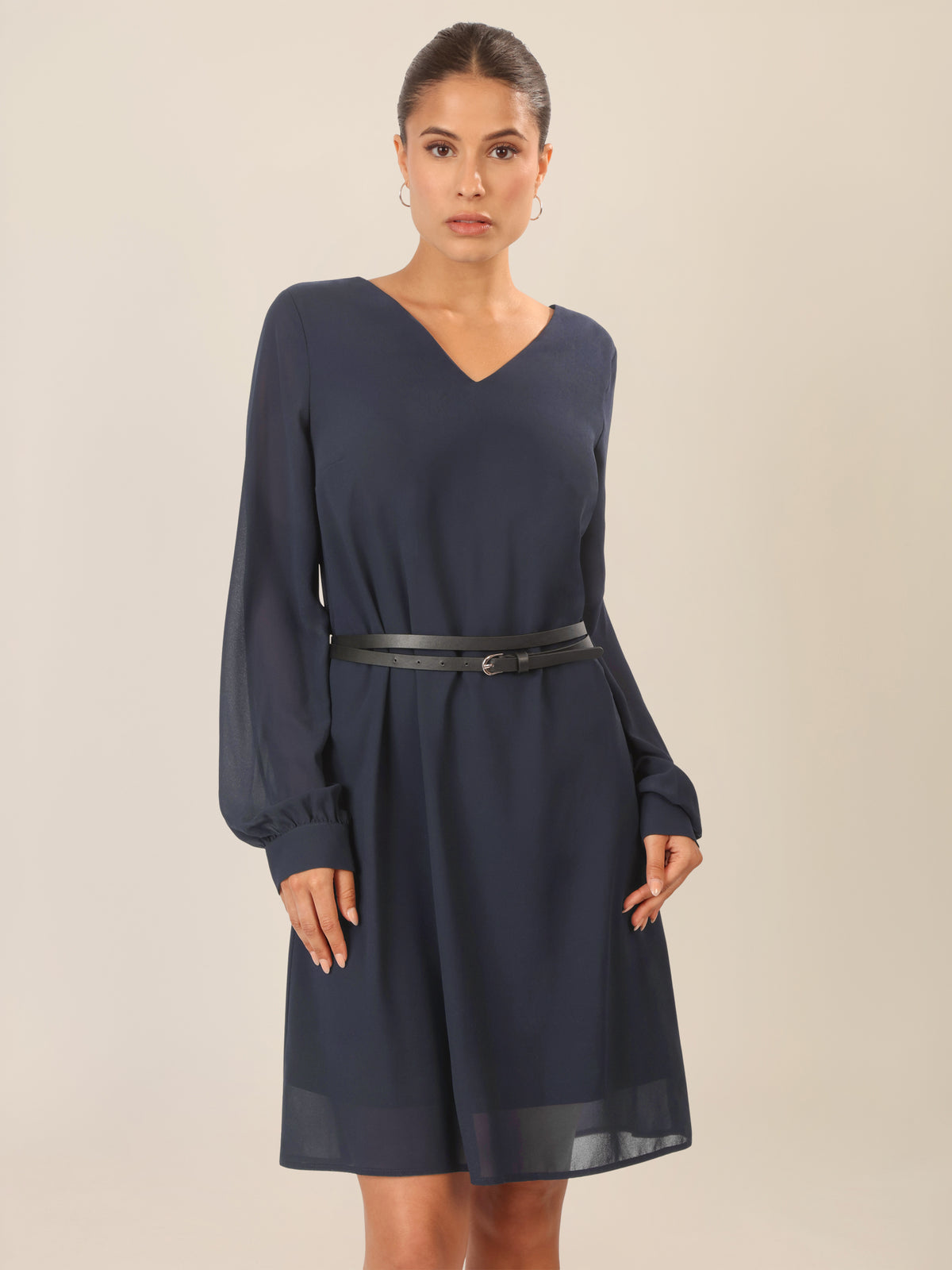 APART Chiffonkleid mit Gürtel und V-Ausschnitt | nachtblau