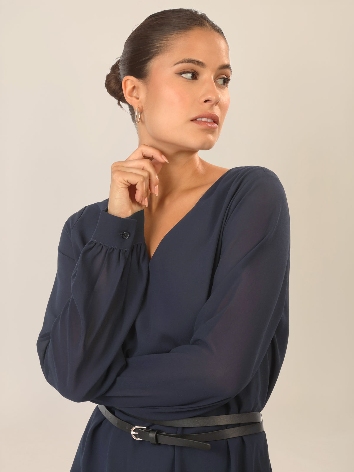 APART Chiffonkleid mit Gürtel und V-Ausschnitt | nachtblau