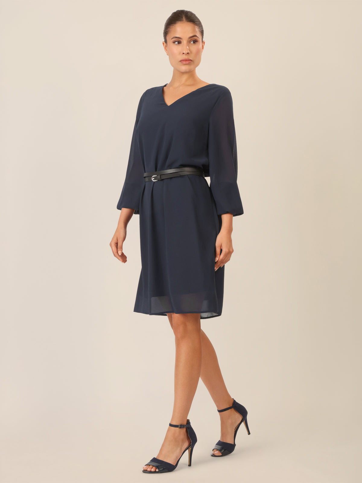 APART Chiffonkleid mit Gürtel und V-Ausschnitt | nachtblau