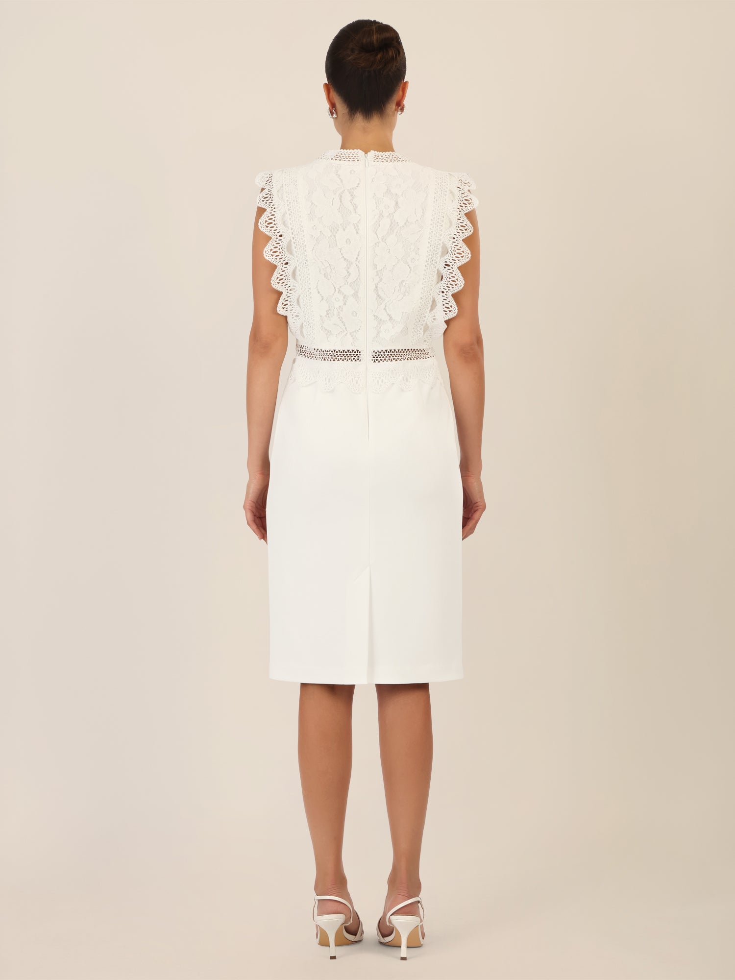 APART Kurzes Hochzeitskleid mit Häkelspitze | creme