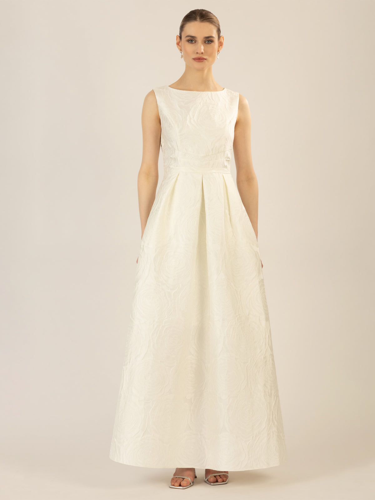 APART langes Hochzeitskleid mit angedeuteten Rosenblüten | creme