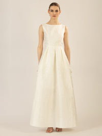 APART langes Hochzeitskleid mit angedeuteten Rosenblüten | creme
