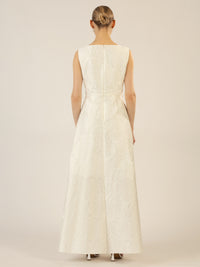 APART langes Hochzeitskleid mit angedeuteten Rosenblüten | creme