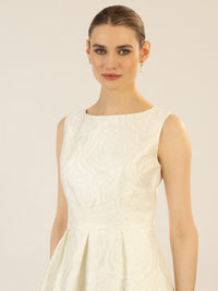 APART langes Hochzeitskleid mit angedeuteten Rosenblüten | creme
