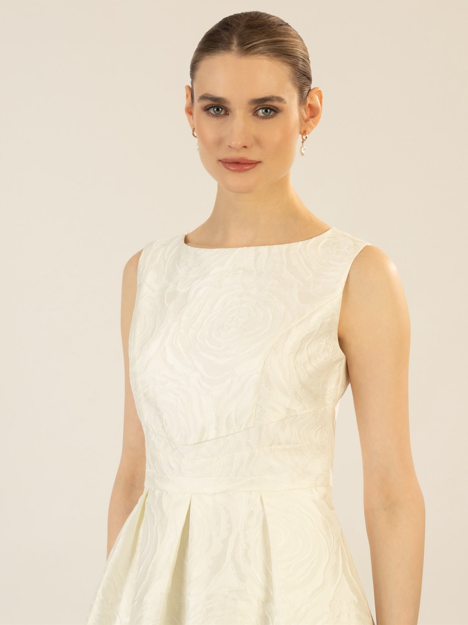 APART langes Hochzeitskleid mit angedeuteten Rosenblüten | creme