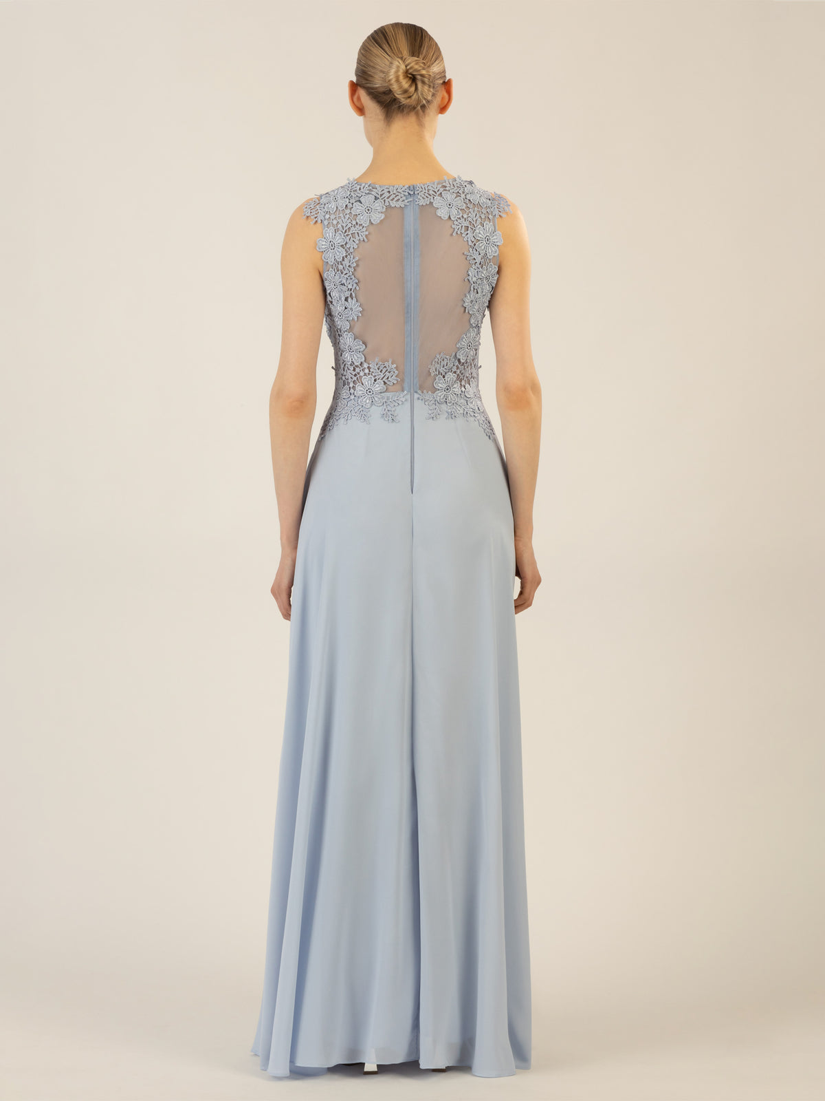 APART Abendkleid im Materialmix aus bestickter Spitze und Chiffon | hellblau