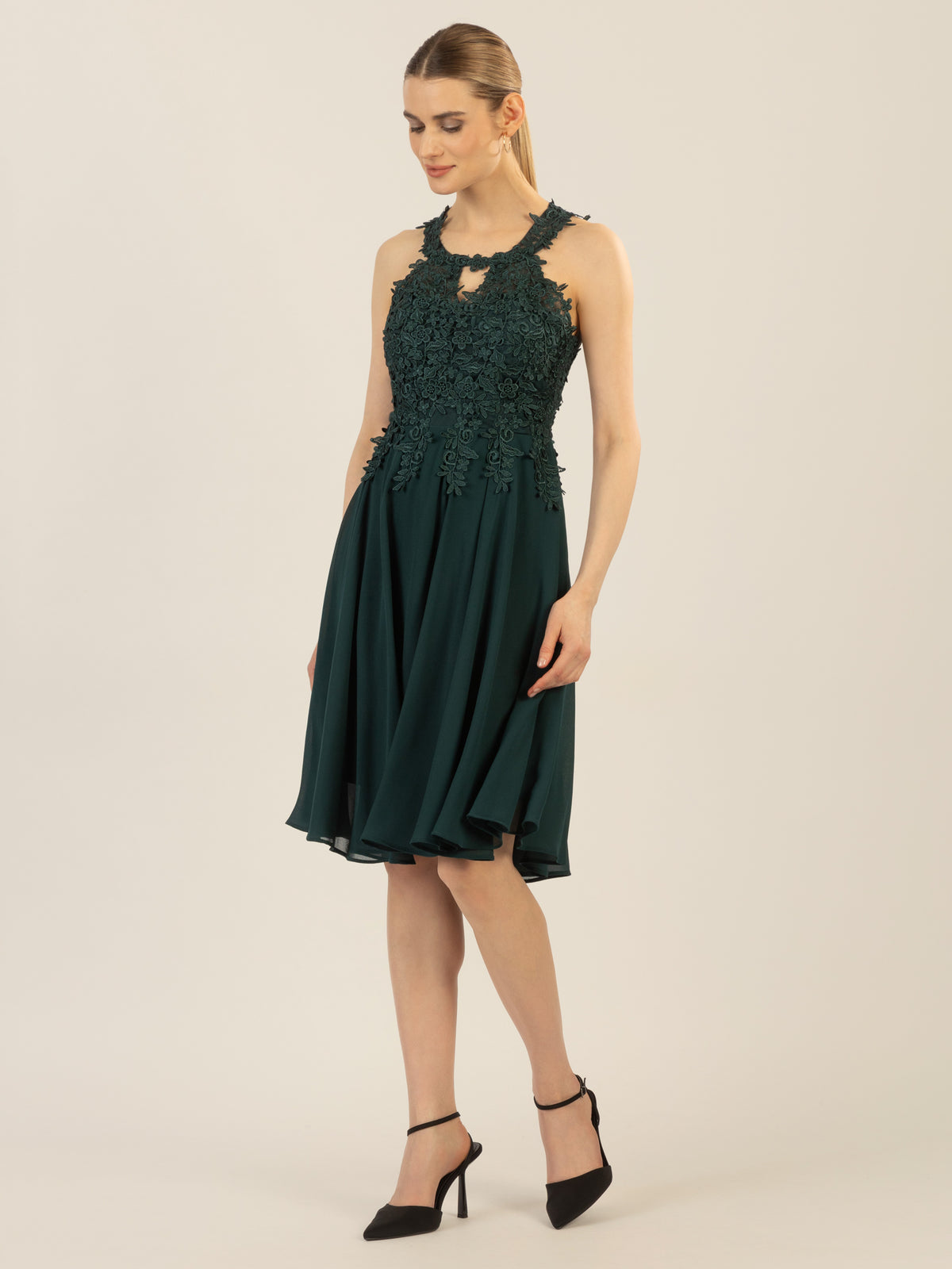 APART Cocktailkleid aus einer plastischen Spitze und Chiffon | emerald