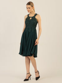 APART Cocktailkleid aus einer plastischen Spitze und Chiffon | emerald