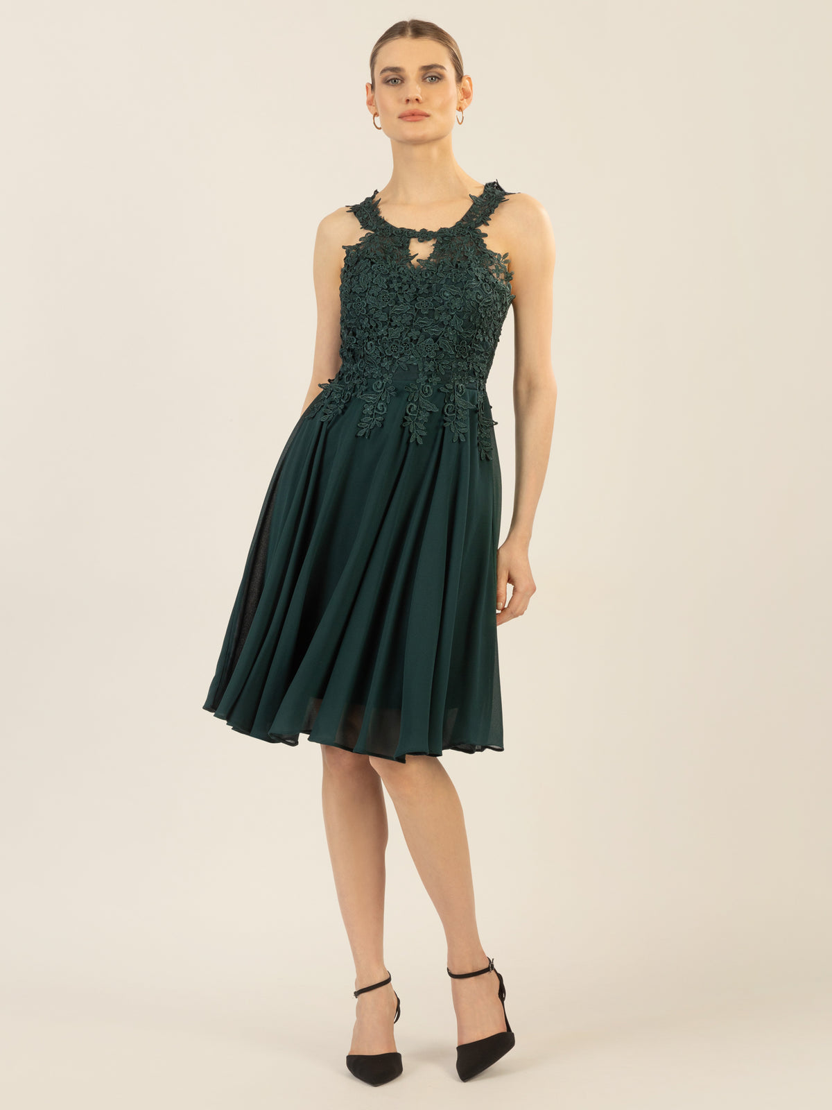 APART Cocktailkleid aus einer plastischen Spitze und Chiffon | emerald