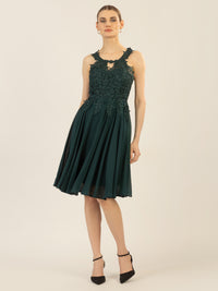 APART Cocktailkleid aus einer plastischen Spitze und Chiffon | emerald