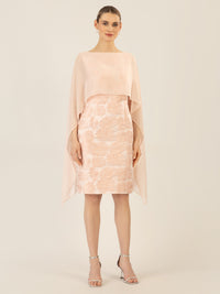 APART Jacquardkleid mit Chiffonstola mit glänzenden Blüten und angearbeitetem Cape aus Chi | rose