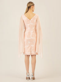 APART Jacquardkleid mit Chiffonstola mit glänzenden Blüten und angearbeitetem Cape aus Chi | rose