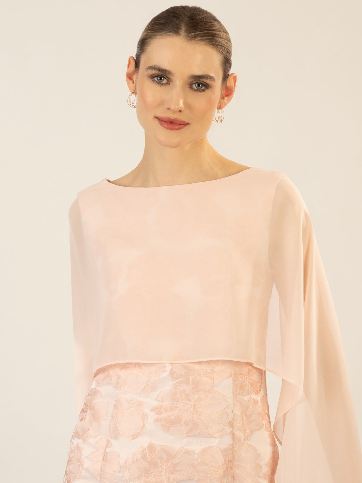 APART Jacquardkleid mit Chiffonstola mit glänzenden Blüten und angearbeitetem Cape aus Chi | rose