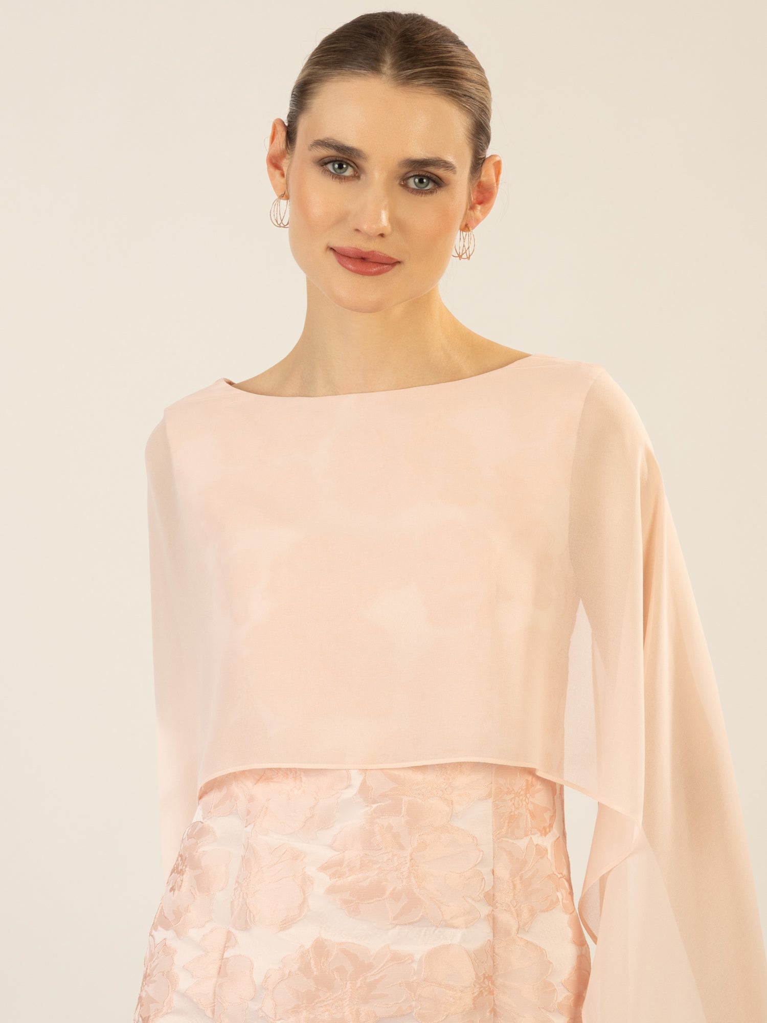 APART Jacquardkleid mit Chiffonstola mit glänzenden Blüten und angearbeitetem Cape aus Chi | rose