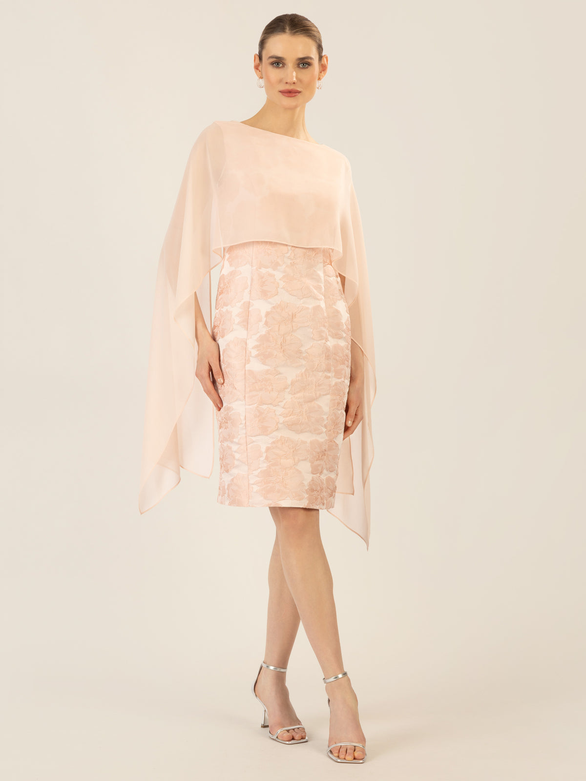 APART Jacquardkleid mit Chiffonstola mit glänzenden Blüten und angearbeitetem Cape aus Chi | rose