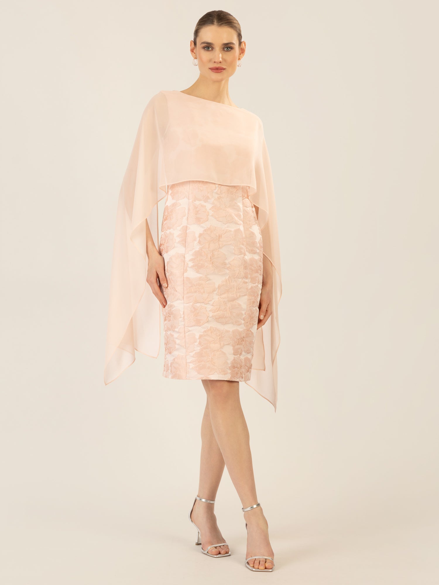 APART Jacquardkleid mit Chiffonstola mit glänzenden Blüten und angearbeitetem Cape aus Chi | rose